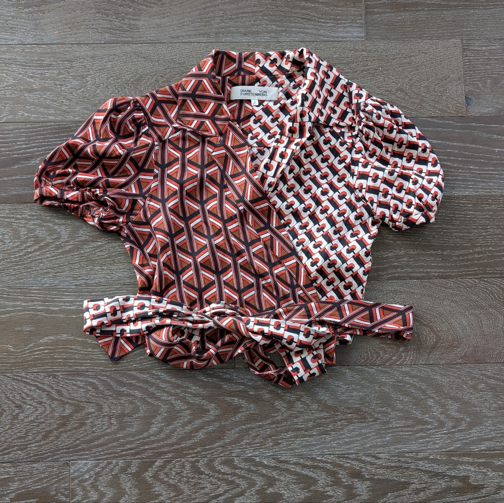 Diane von Furstenberg Geo Print Wrap Crop Silk Blouse Top Size Small